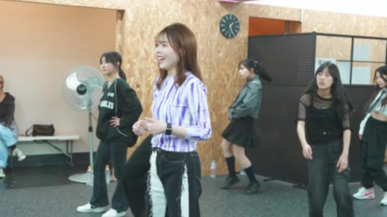 강사의 시범을 보며 기본 자세를 익히는 초급 수강생들