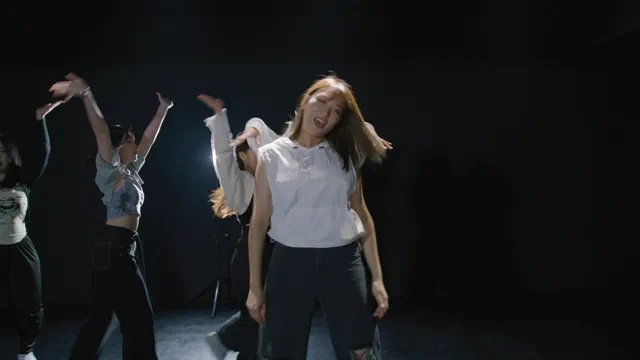 스튜디오에서 안무를 연습하는 댄서들
