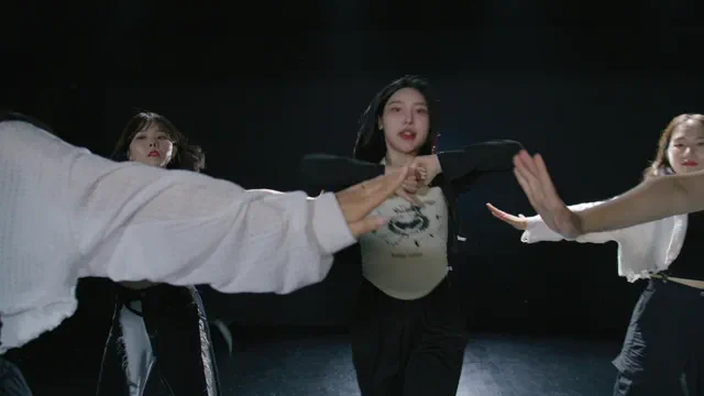카메라 가까이에서 동작을 보여주는 댄서