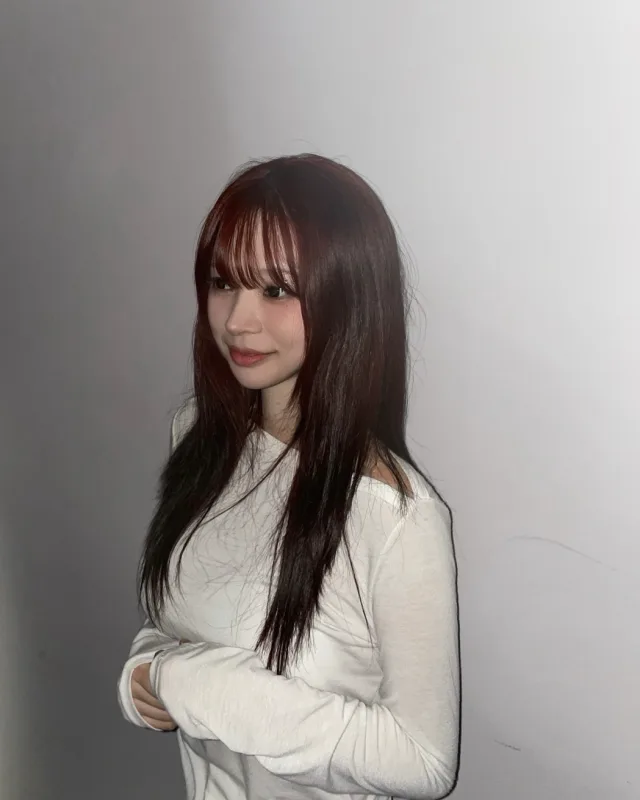 밝은 배경 앞에서 미소 짓는 Radi 강사